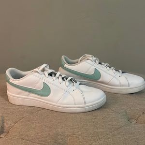 Nike women’s Court Royale 2